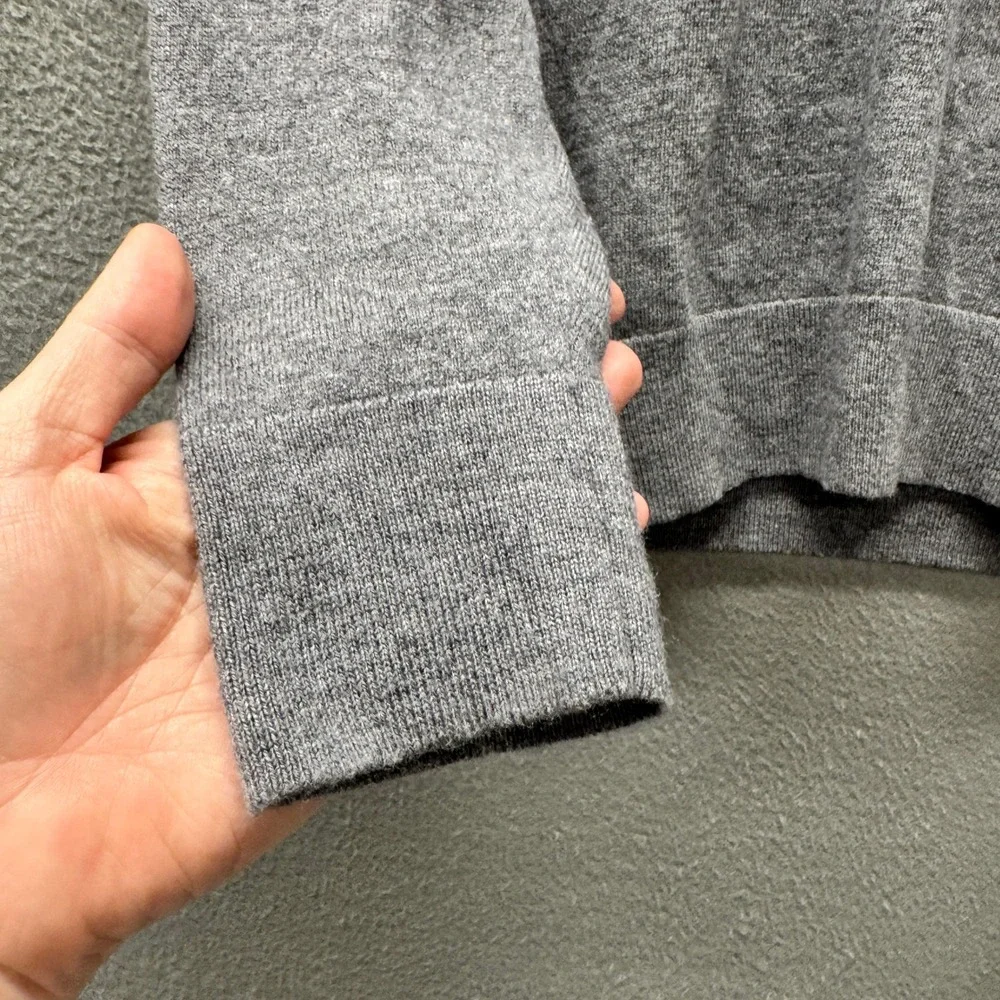 Banana Republic Sweater Mens M Merino Wool Vee V-Neck Gray Pullover Classic